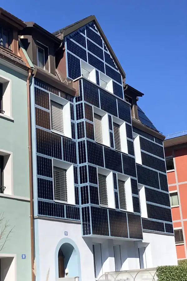 Haus mit Solarzellen an der Fassade